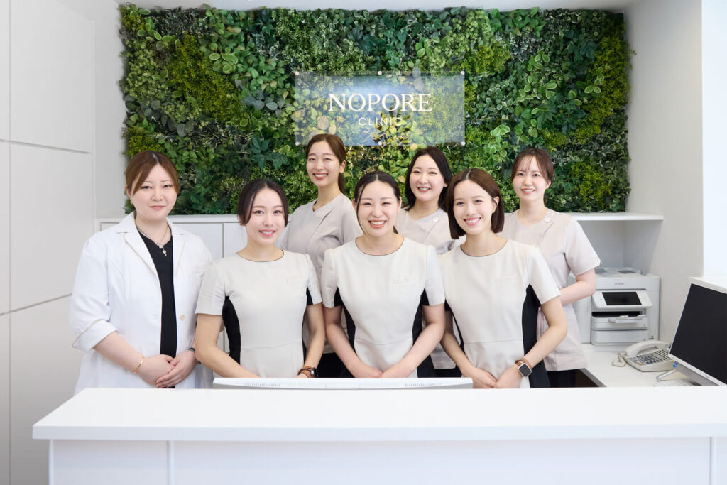 NOPORE CLINICの院長・久保医師とスタッフの集合写真