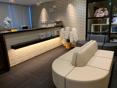 めいほう睡眠めまいクリニックの待合室と受付