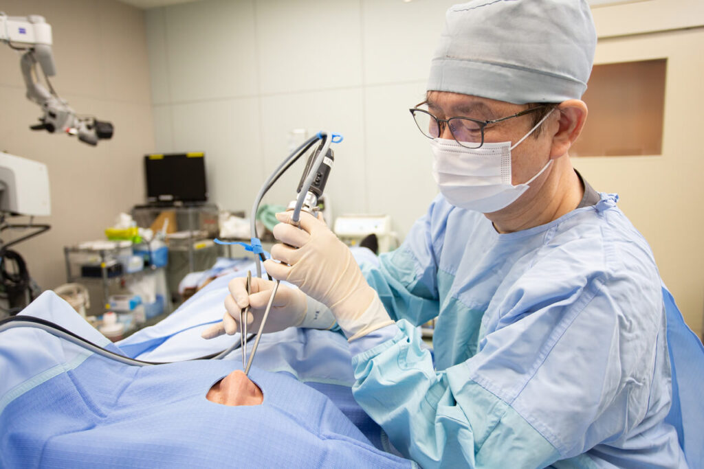 老木浩之医師が耳鼻咽喉科の治療・処置を行っている場面