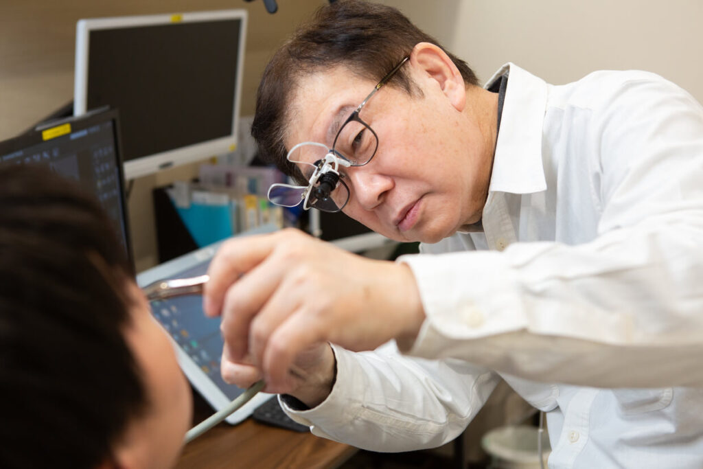 老木浩之医師が患者の診察を行う様子