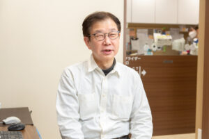 老木浩之医師のインタビュー風景（医療法人hi-mex耳鼻咽喉科サージクリニック老木医院 理事長）
